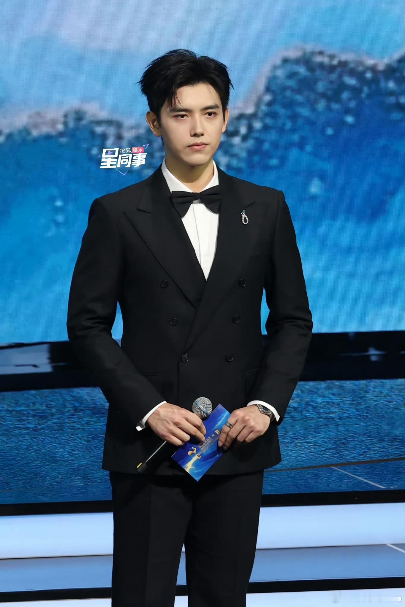 陈飞宇金鸡奖开幕式主持生图，这状态是真不错啊，挺有气质的 