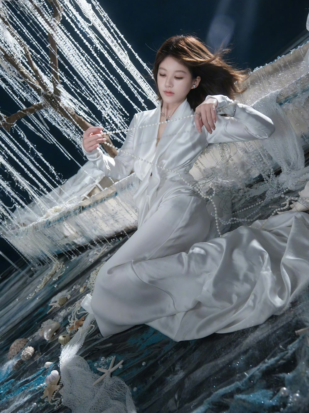 珍珠布景➕丝绸连衣裙，赵露思这身妆造和景也太搭了吧！！！[好喜欢][好喜欢][好