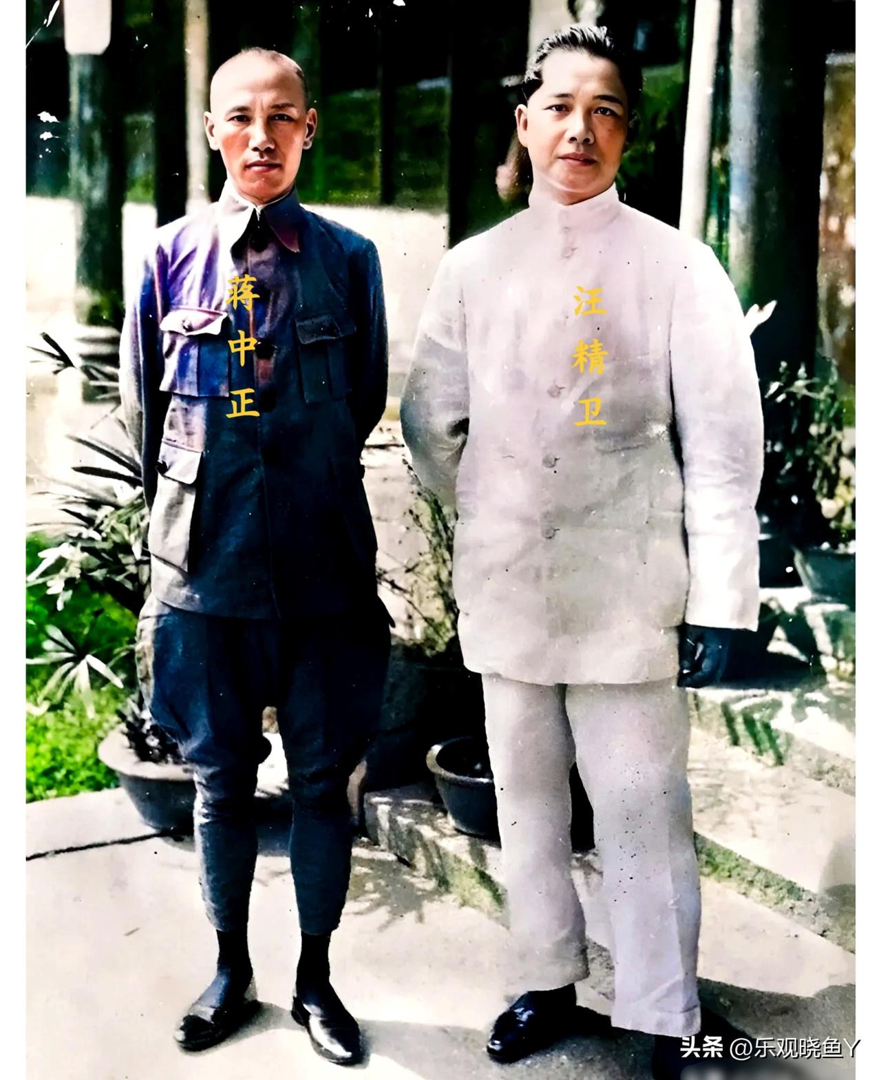 一九二七年，年轻时的蒋中正和汪精卫。这绝非演戏，也绝非影视剧里的演员所饰演，而是