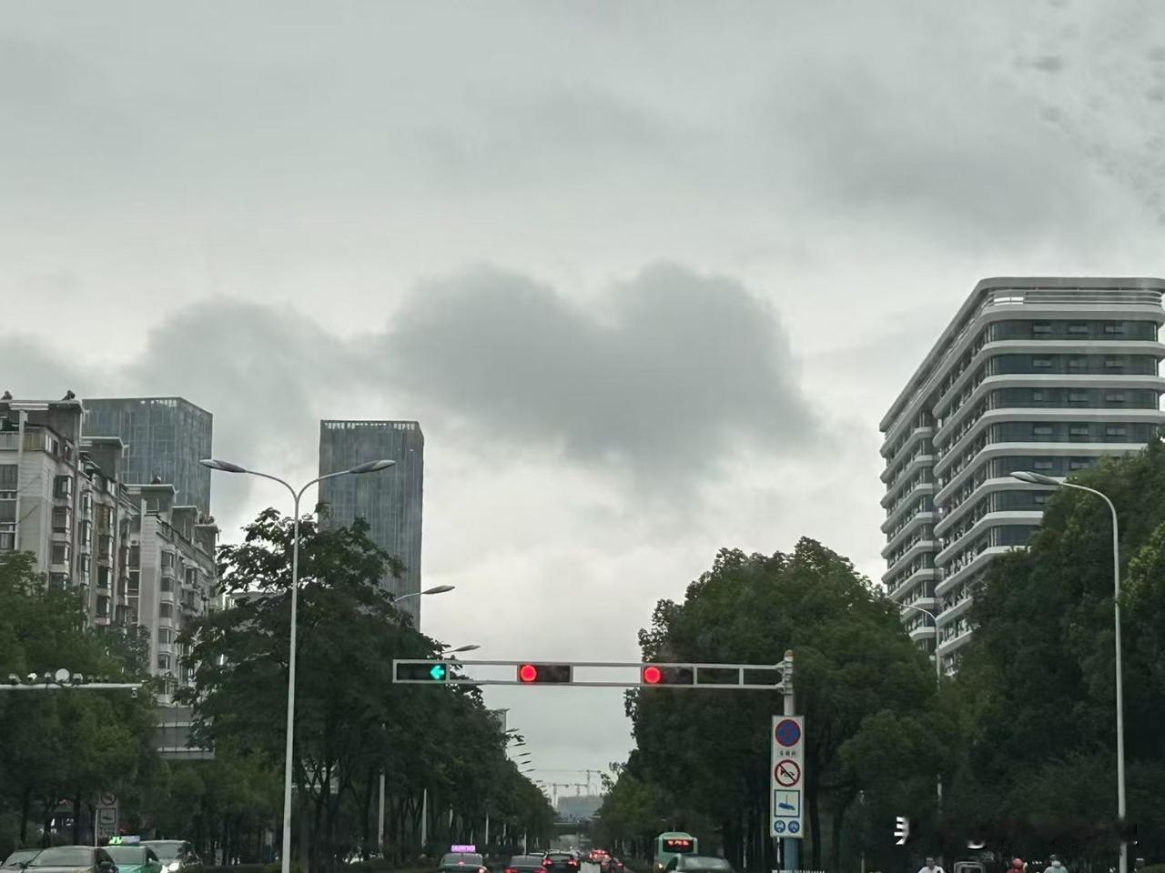 安庆这几天一直在下雨，乌云密布。
大家出门记得穿雨衣，带把伞。
尤其骑电瓶车的朋
