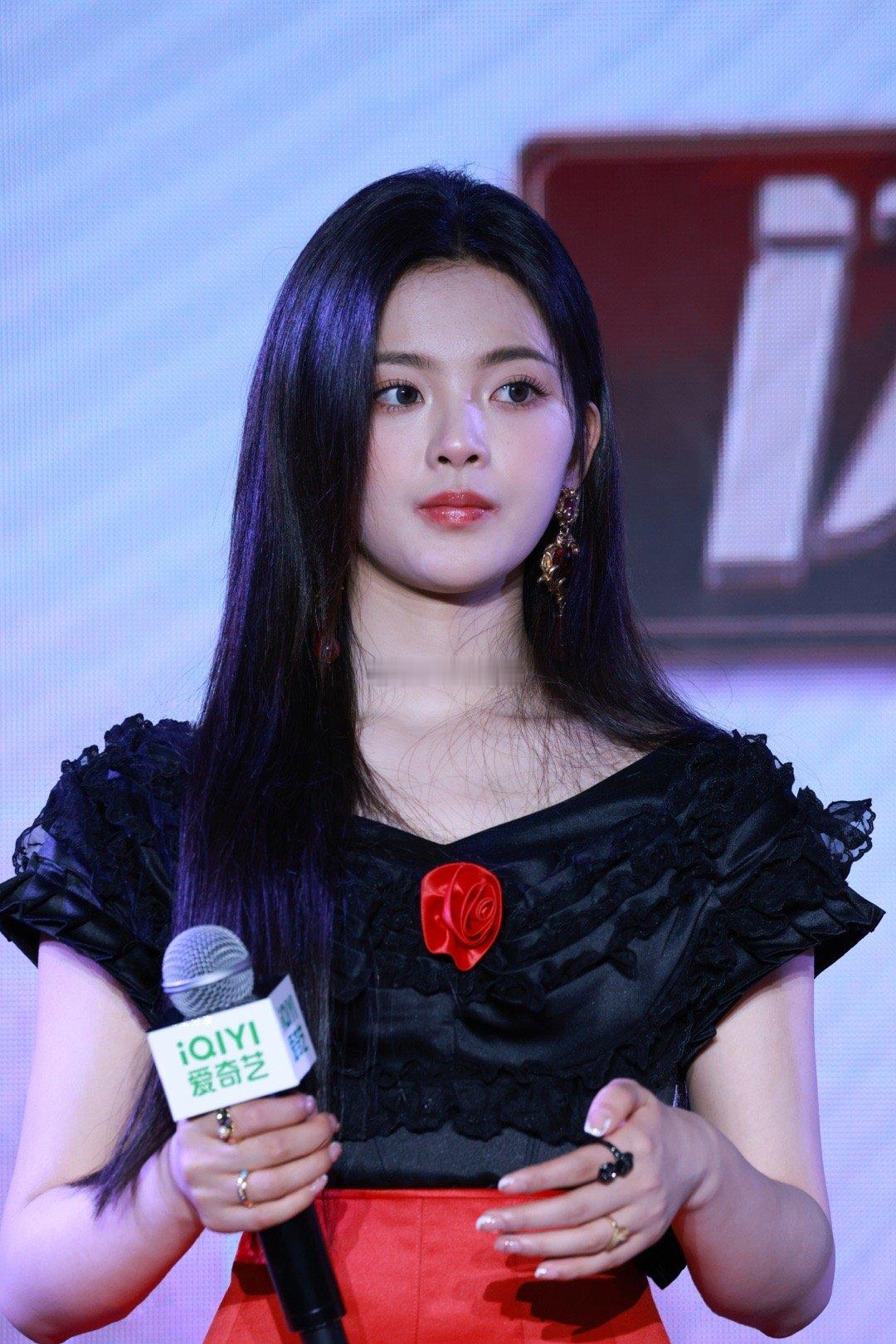 杨超越漂亮的战斗发布会，新中式玫瑰裙，超越的腿有点绝[送花花][羞嗒嗒] | 2