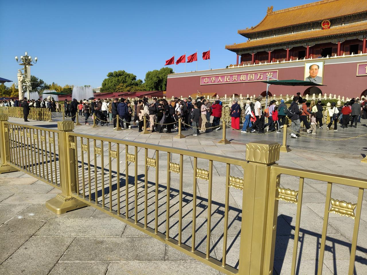 骑行到天安门广场。
人还是很多。需要到里面预约，路过骑行打仧，只能通过，不能停车