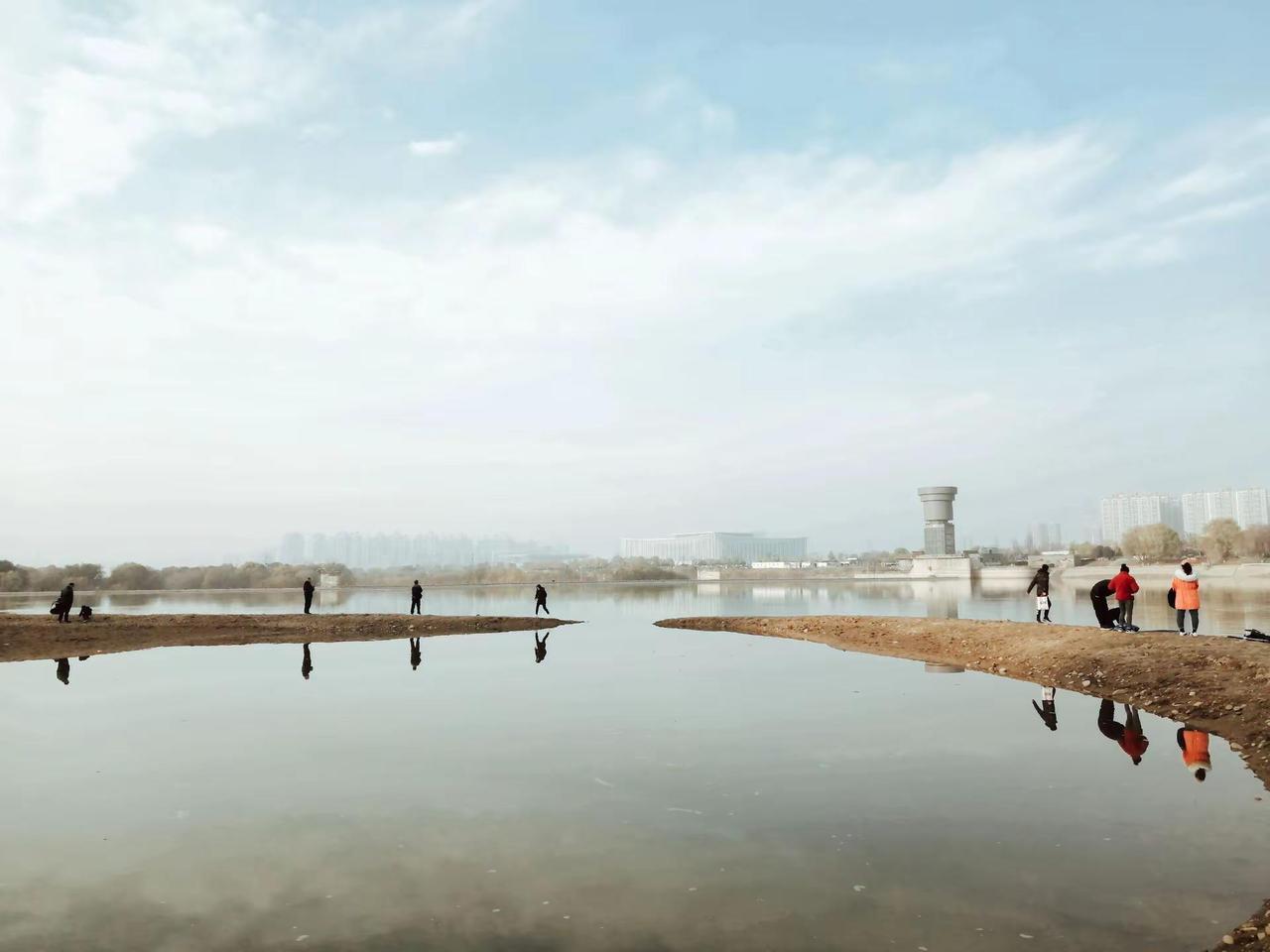 最近老刷到这首歌，白小白翻红了。人生路漫漫 白小白 我漂泊的船，能不能靠在你的岸