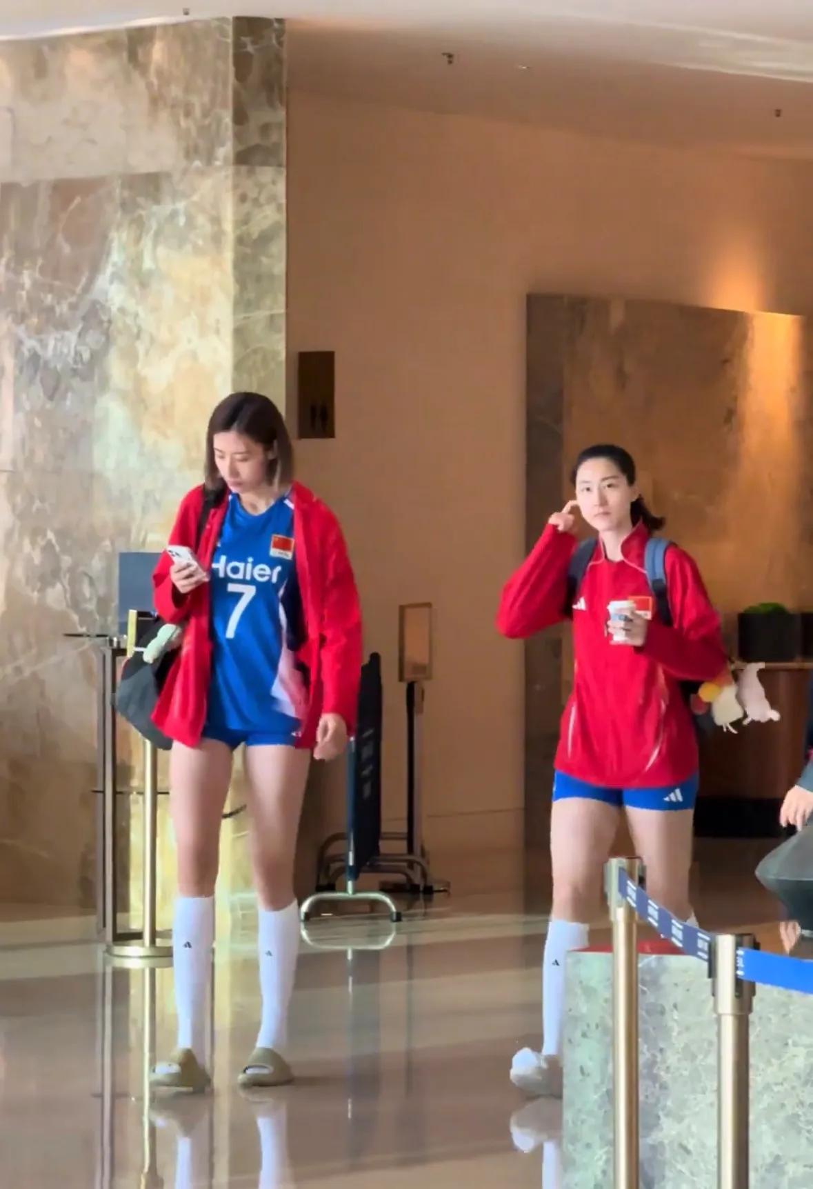 在7月11日的2026年世界女排联赛香港站上，继中国女排以1比3不敌多米尼加队，