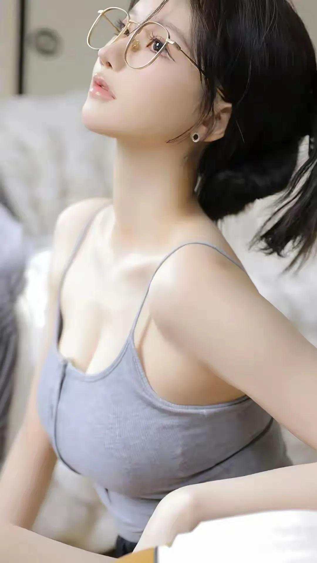 女人可以多久不要男人？

在这个多彩斑斓的世界里，爱情与陪伴常被视为人生的甜蜜调