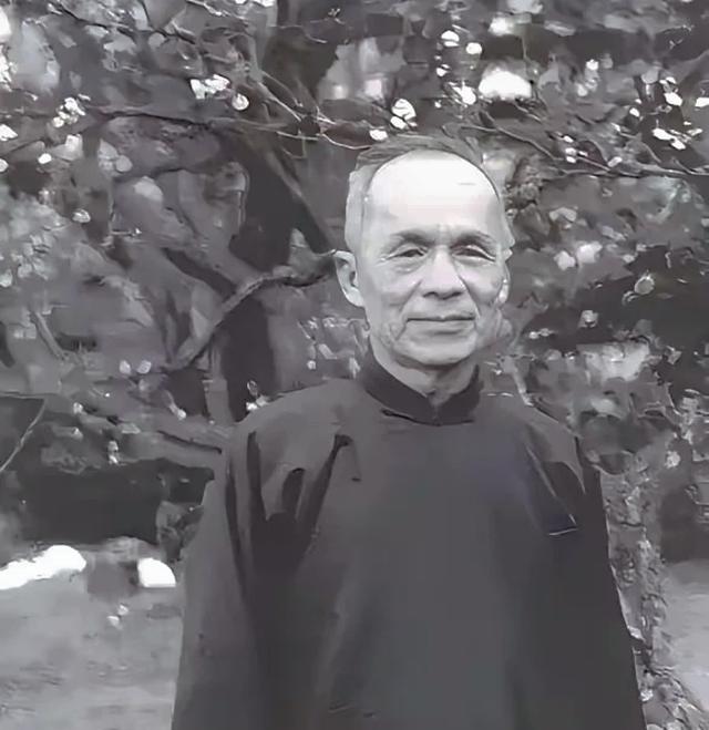 1942年，吴四宝被日军毒死，他的老婆佘爱珍哭得死去活来，早已垂涎其美貌的胡兰成