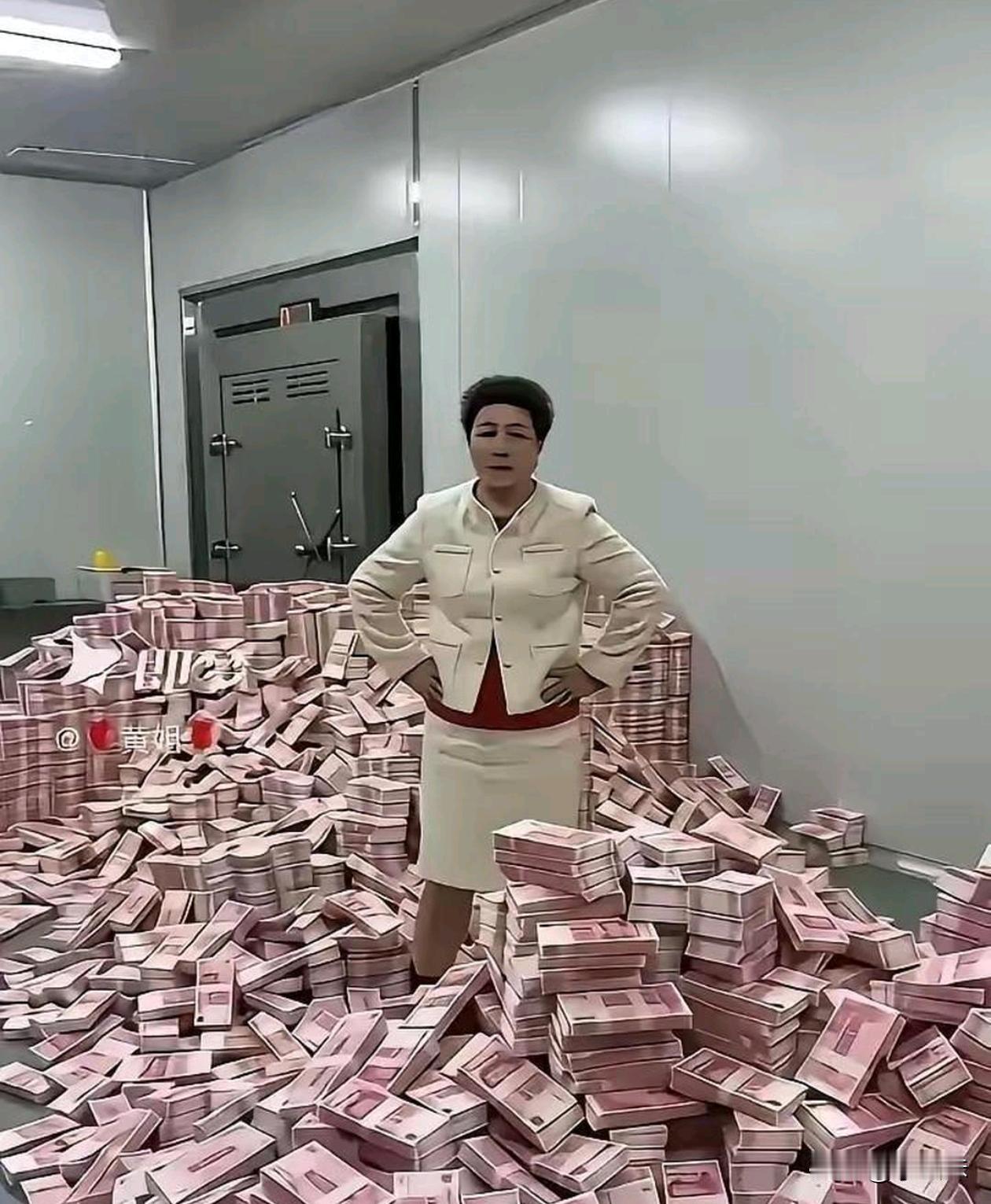 我只看到了一个美女独立花丛中