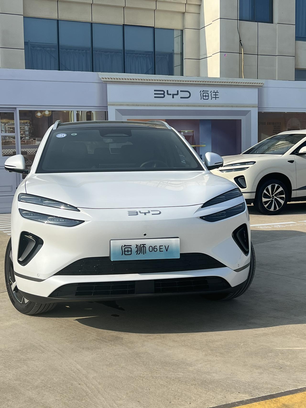 7月28日，比亚迪海狮06在西安上市，13.98万起的定价颇具诚意，纯电与混动双