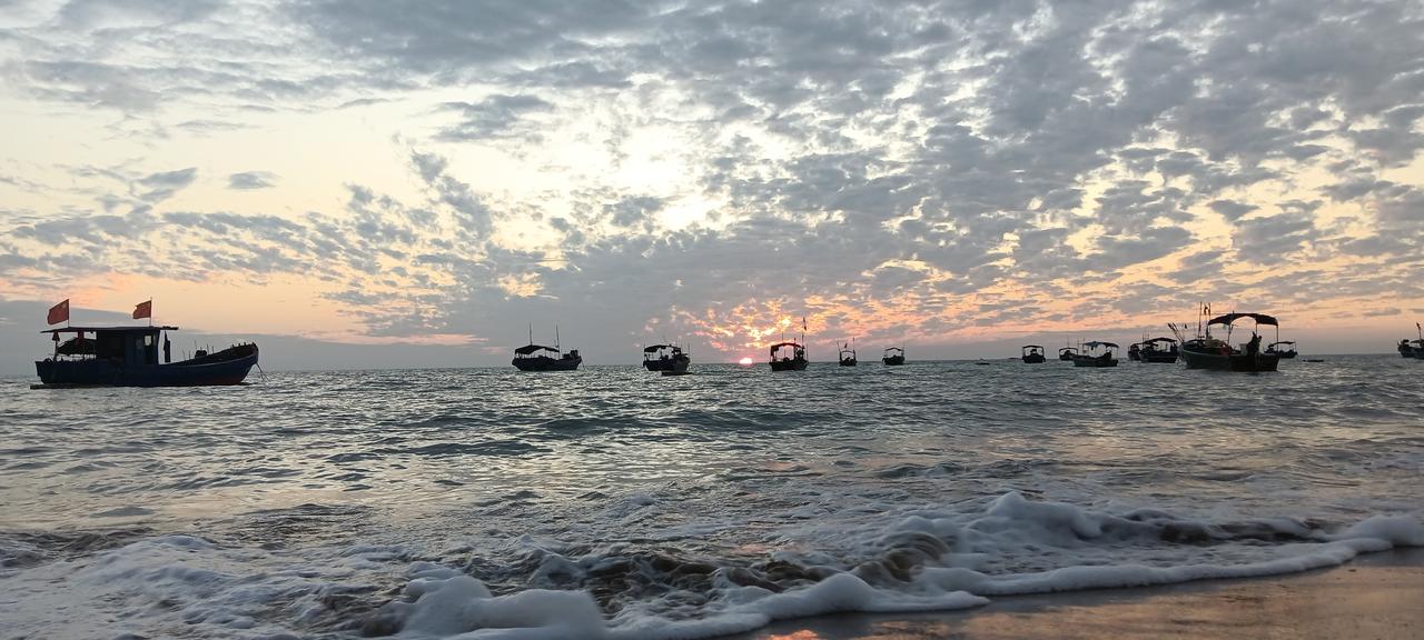 昨天下午，
突然冒出来一个想法——去看日落
从乐东到波波利海边十公里
全程都在修