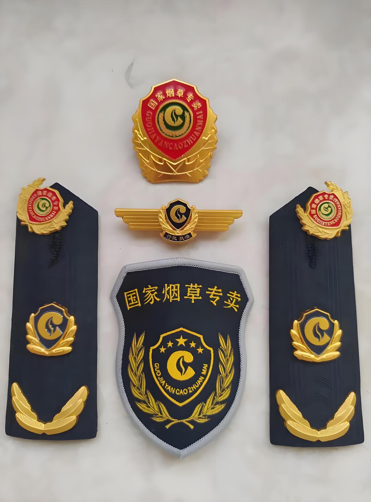 烟草专卖的制服也很漂亮
看到一个照片是烟草专卖的肩章、 大檐帽、和烟徽佩戴在制服