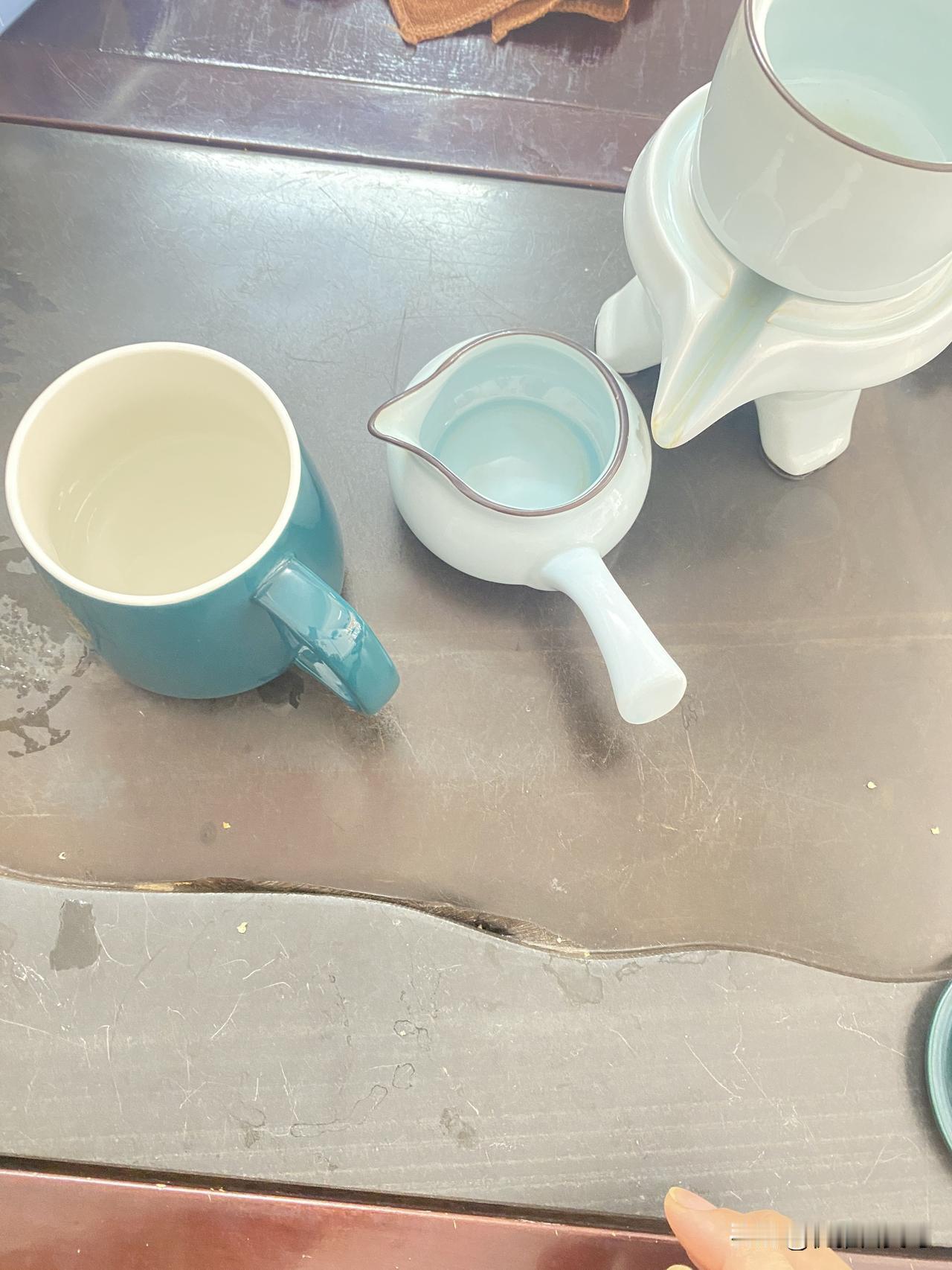 那天闺蜜送来这套茶具，说“你太紧绷了该练练慢功夫”。起初还嫌麻烦，直到某个焦头烂