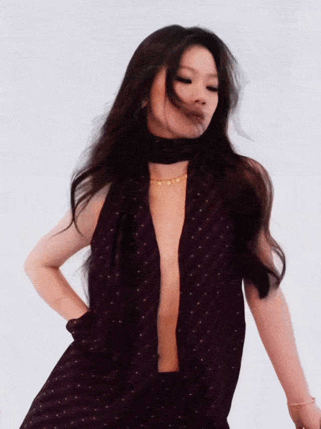单依纯暗红挂脖深v套装 单依纯的暗红套装好绝！Acne Studio挂脖深V设计