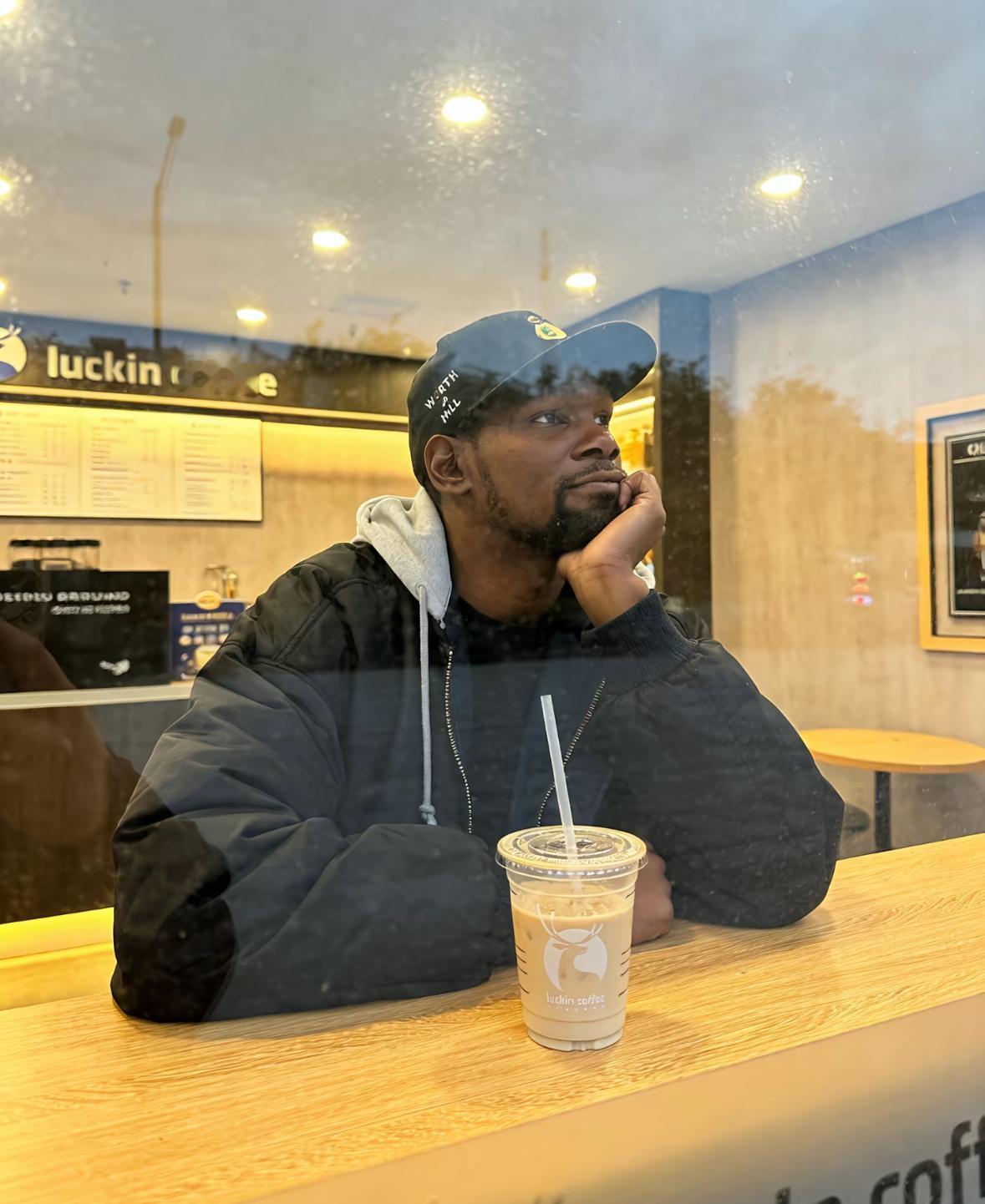 刚和老杜喝了个下午茶，他说明天要拿40+