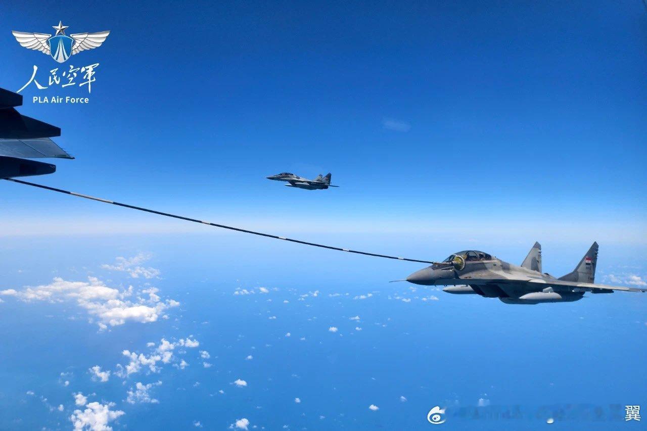 运油-20在联合训练中为埃及米格-29M2空中加油 ​​​