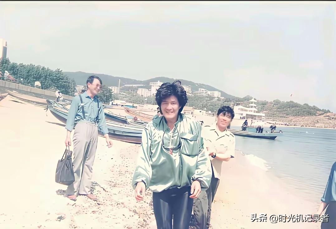 赵本山演了一辈子农民，可是他一点不土气，年轻时候也是烫头发，体型裤，雪纺衣服，带