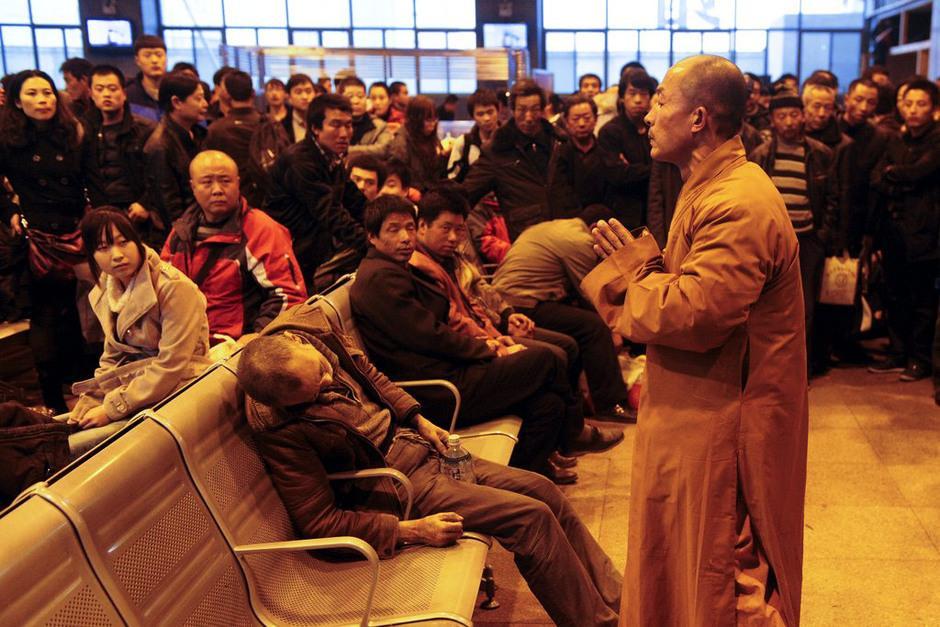 2011年，太原火车站，有一个老人在座椅上睡着了，大家见他许久都不醒，怕他错过了