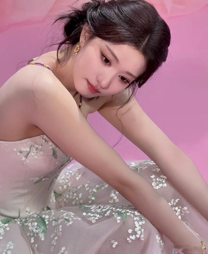 王楚然花神降临真江南了王楚然的江南活动图刷屏了我的朋友圈！淡粉繁花裙配金饰，站在