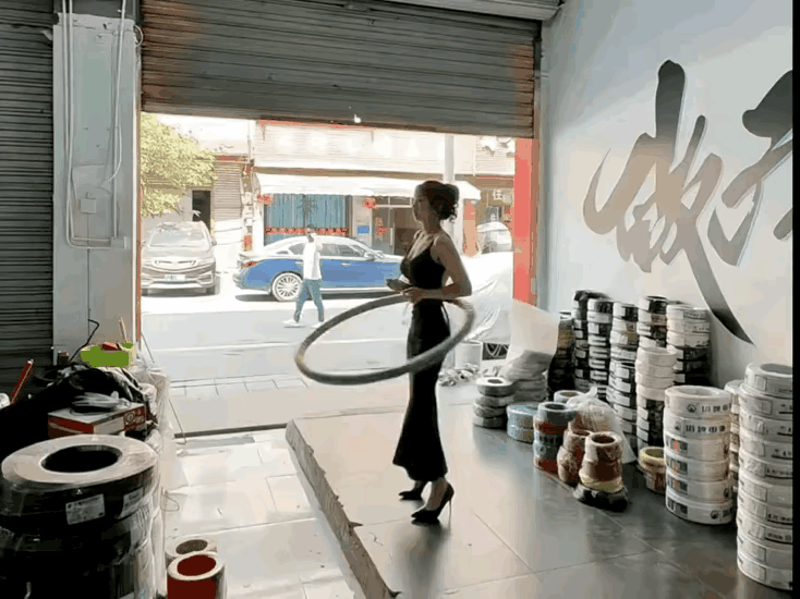 看看外面路过的人，
都要瞅一眼。
这要是晚上，
一个人还敢出门吗？