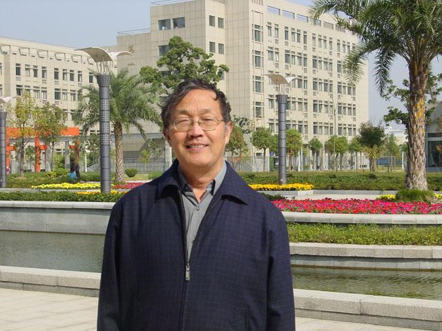 沈贻炜，1946年2月生，浙江绍兴人，国家一级编剧、教授，享受国务院特殊津贴，中