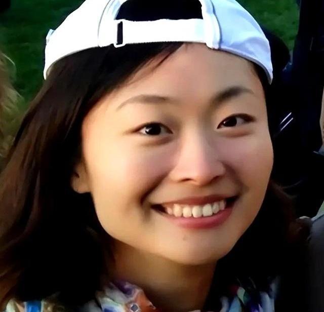 母亲葬礼上，几百位老同事哭成一片，40岁的独生女愣是一滴泪没掉，这闺女是冷血，还