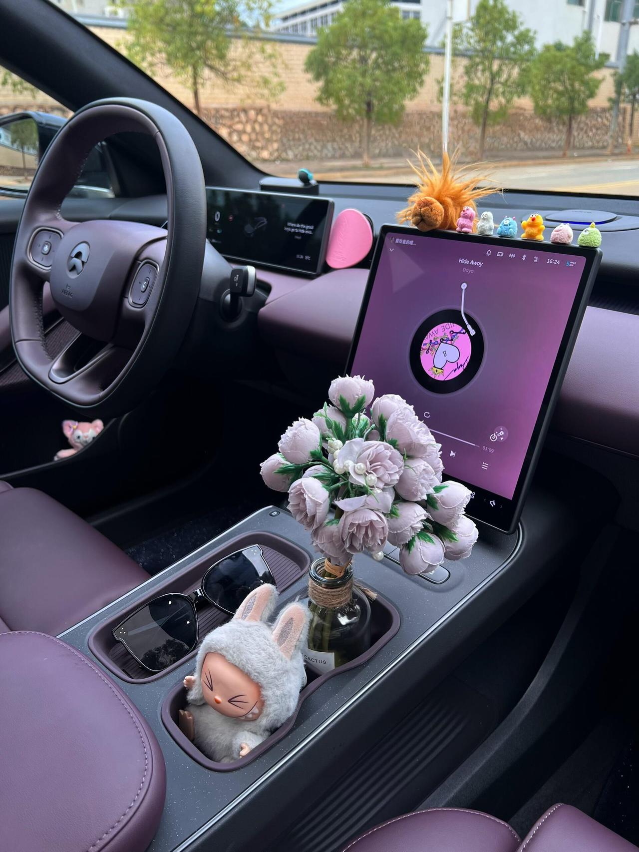 我对中控屏上的毛绒摆件其实又爱又嫌。好看是真好看，车里一下就更有氛围，拍照也更出