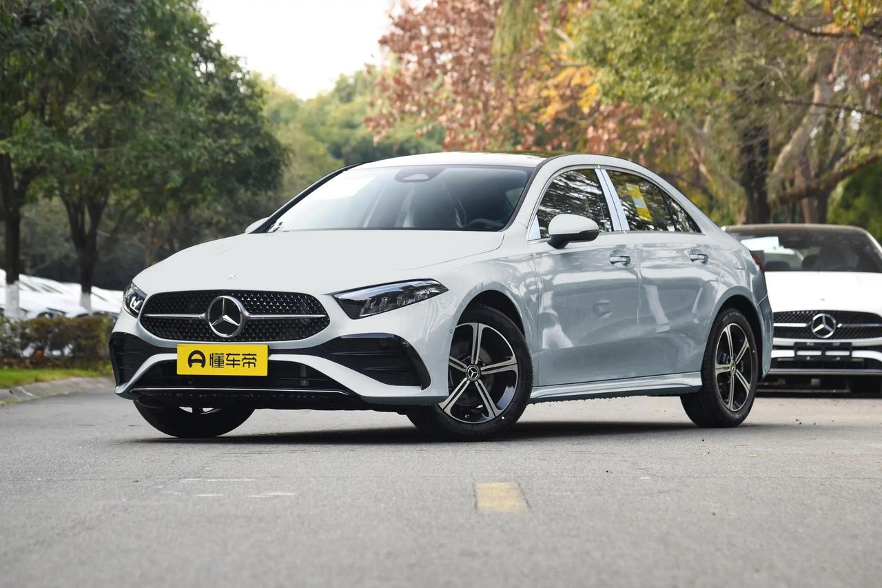 奔驰A级 2024款 A 200 时尚版，实测油耗6.76L/100km，制动较