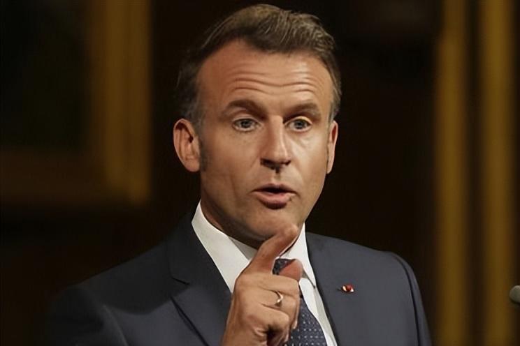 破防了！法国声援高市逼中方让步，派戴高乐号入场，胡塞来大活了
近期全球地缘格局持