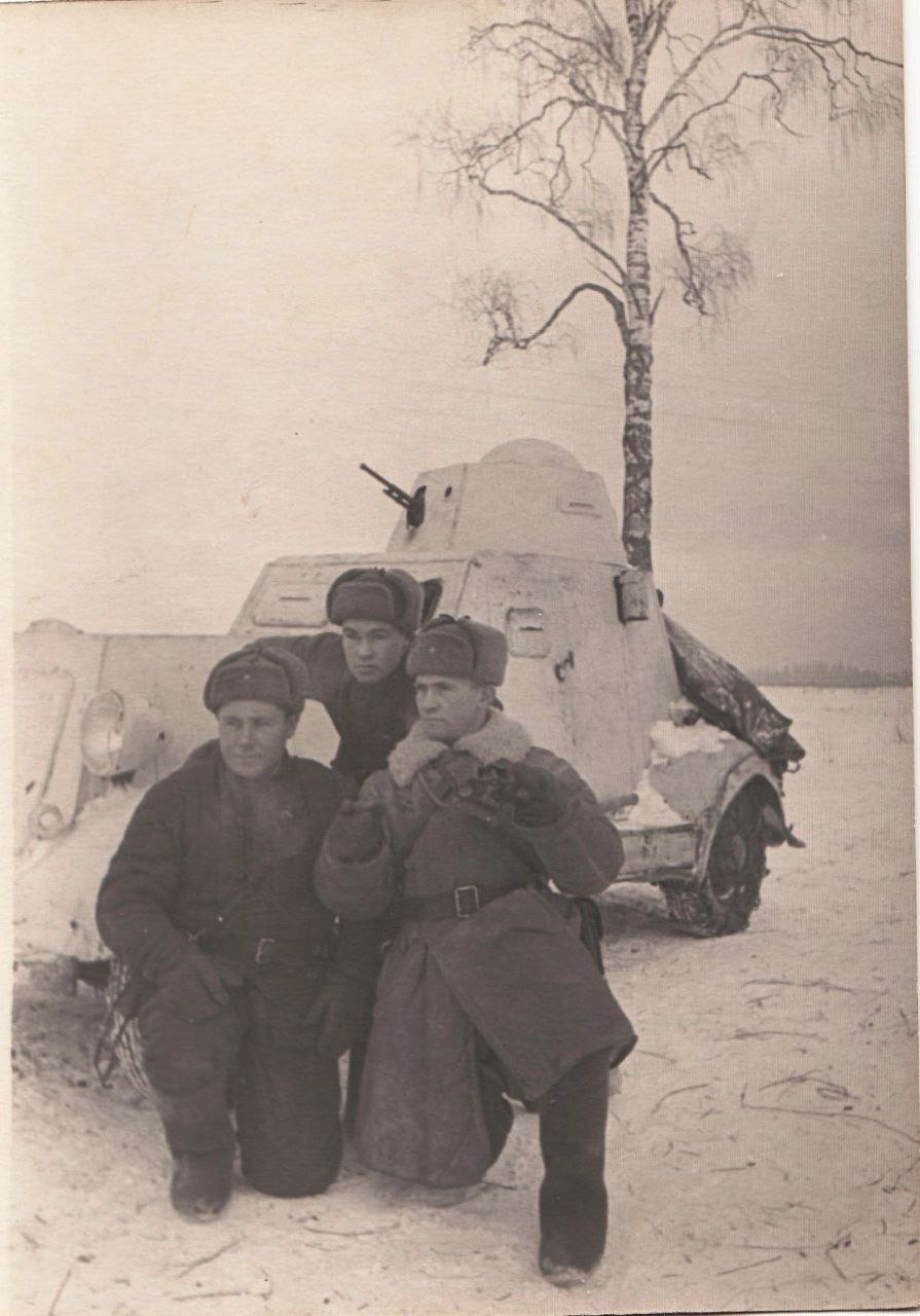 除了摩托车之外，红军的摩托化步兵团还装备了BA-20装甲车。1941年12月，第