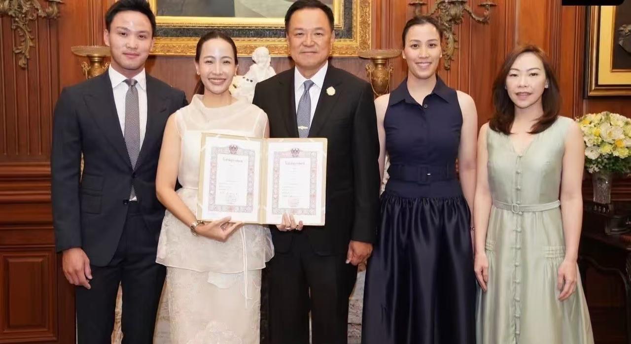 泰国政坛这波操作太溜了！阿努廷大手一挥，直接把五个部门打包送给为泰党，佩通坦家族