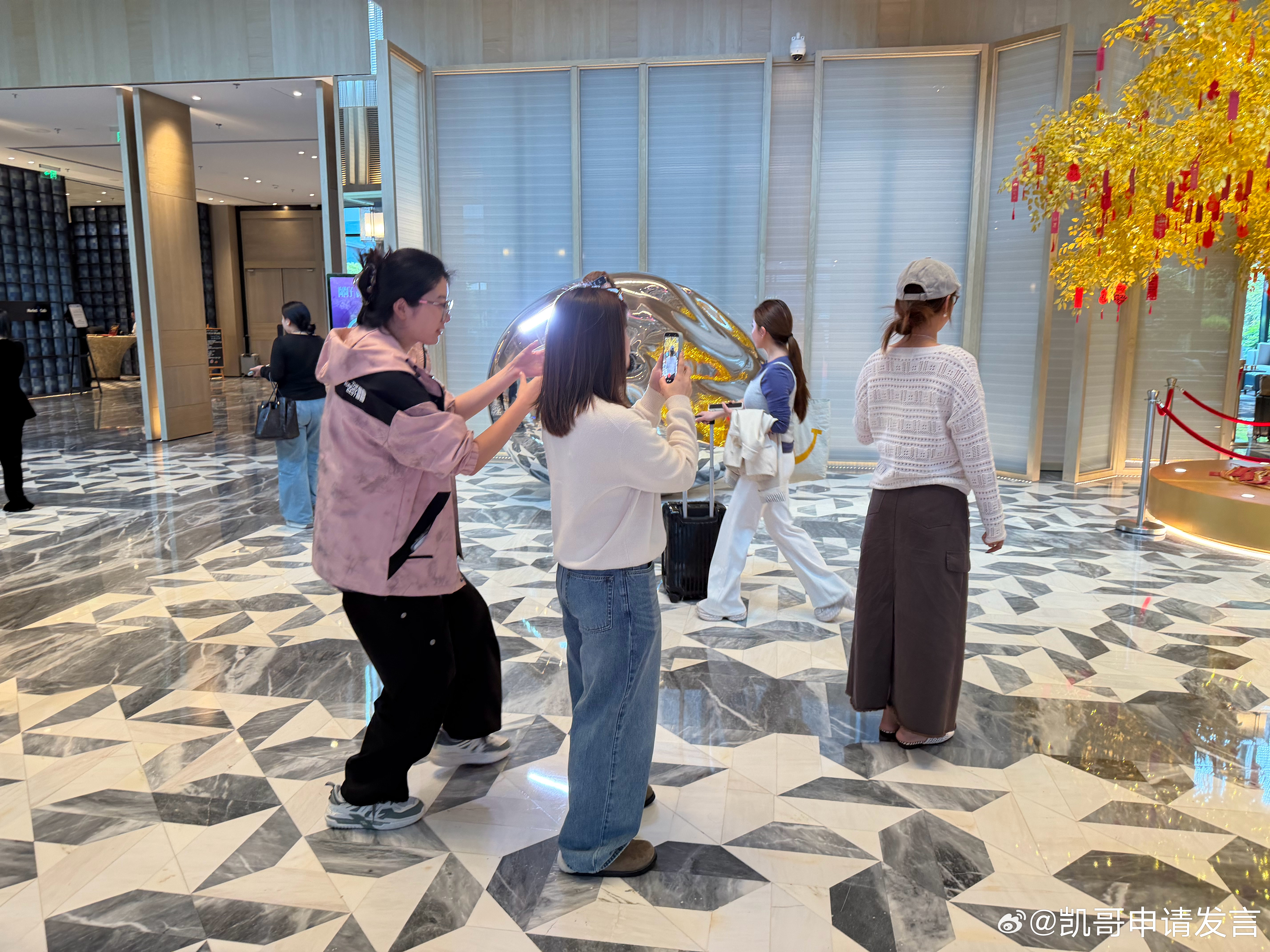 杭州，果然是电商之都！趁着赶飞机的空档，这几个人还抽空拍了个抖音。除了有点咋呼吵