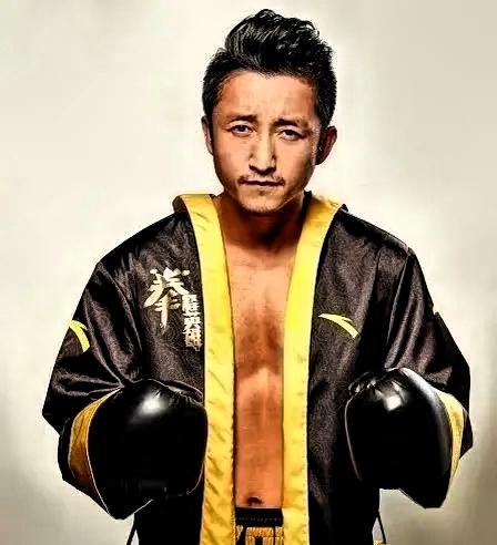 这是邹市明离体制最近的一刻。2017年他刚退役时，遵义市体育局副局长的岗位曾向他