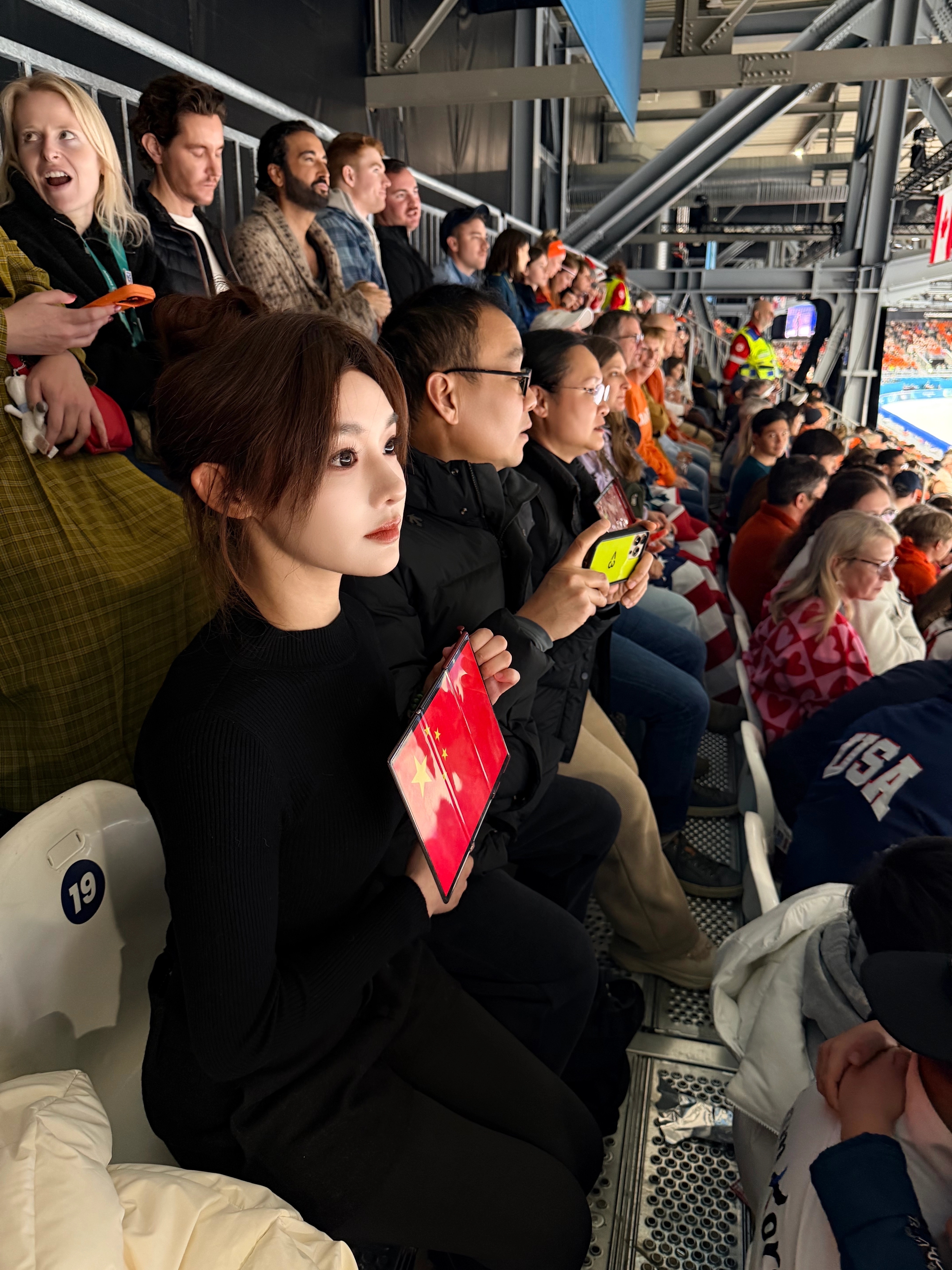 黄霄雲冬奥现场应援高亭宇没想到黄霄雲会现身米兰为高亭宇应援，现场和大屏支持超有排