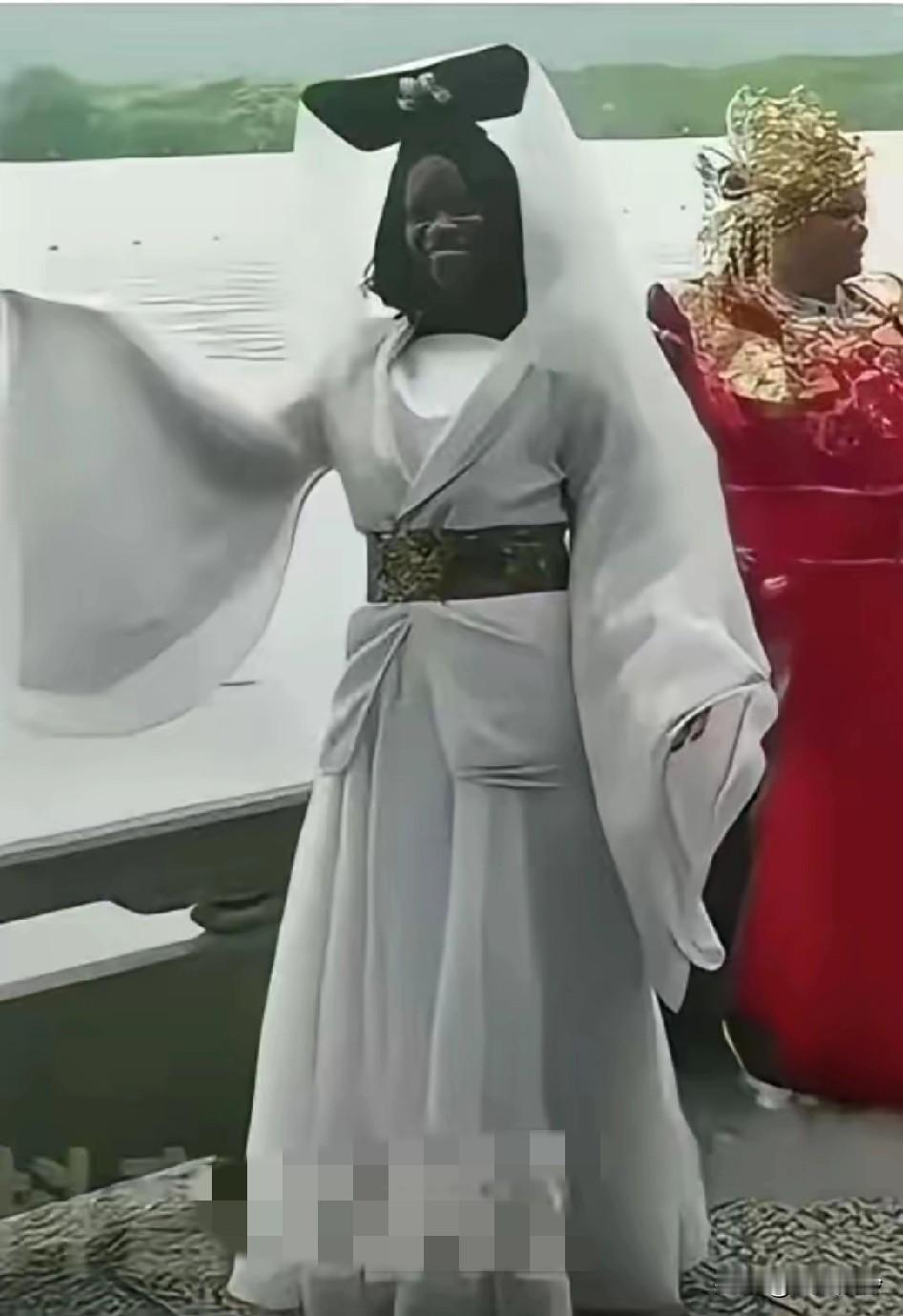 这是西湖人民允许的吗？？
这不是白蛇！这是乌梢蛇！[捂脸]
白素贞刚从烟囱里爬出