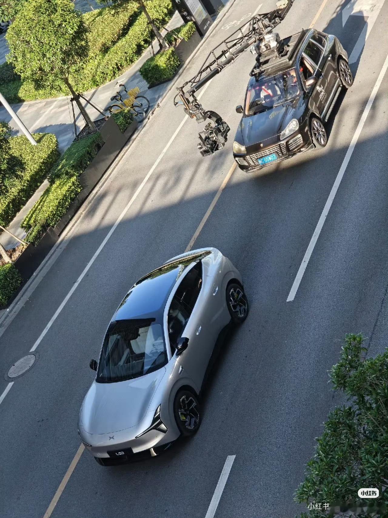 L03这气质拿捏得死死的，你在前面飞，卡宴后面追。 