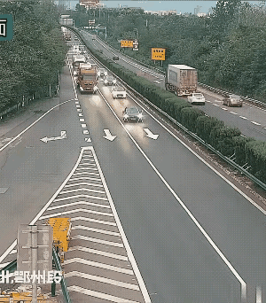 她以为这是在市区道路，停下来别人就得等她。她要是加个速，停在路边，这个事故完全可