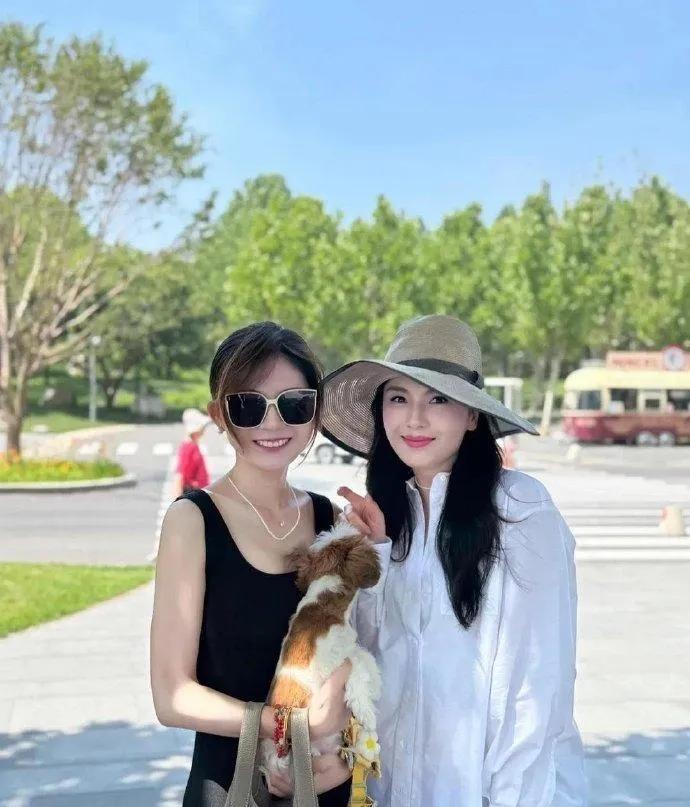 谁被刘涛的生图惊艳到了！
街头偶遇的状态也太绝了吧！
一件白衬衫+卡其短裤，简简