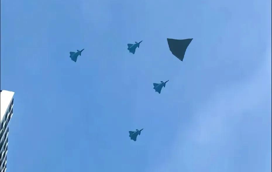 太强了！中国是唯一能够同时量产两款五代机的国家，放眼世界是一等一的存在。别急，你