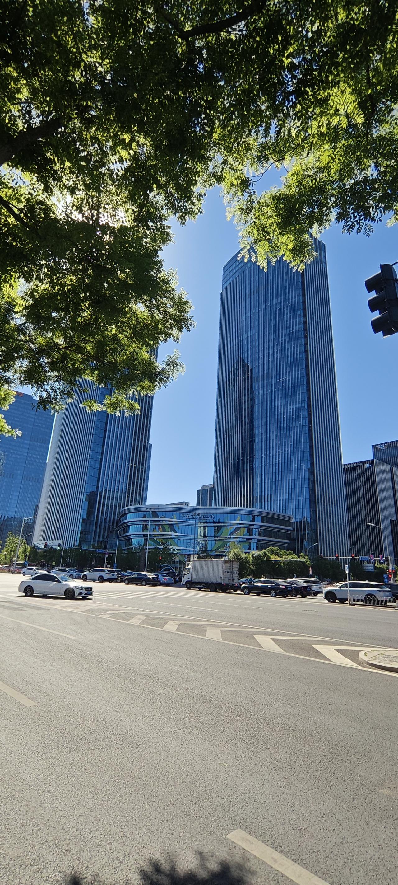 大力推广原拆原建，走出房地产业惠民新赛道
 
当下楼市发展步入转型期，刚需百姓购