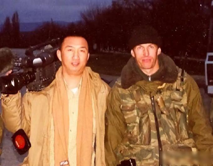 他还在前线跑新闻，她独自带俩孩子过日子,一句临终托付让两个陌生人绑了一辈子

一