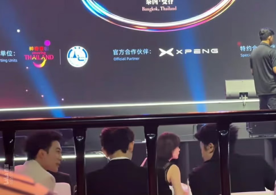 中间的孩子要被这俩烦鼠了 