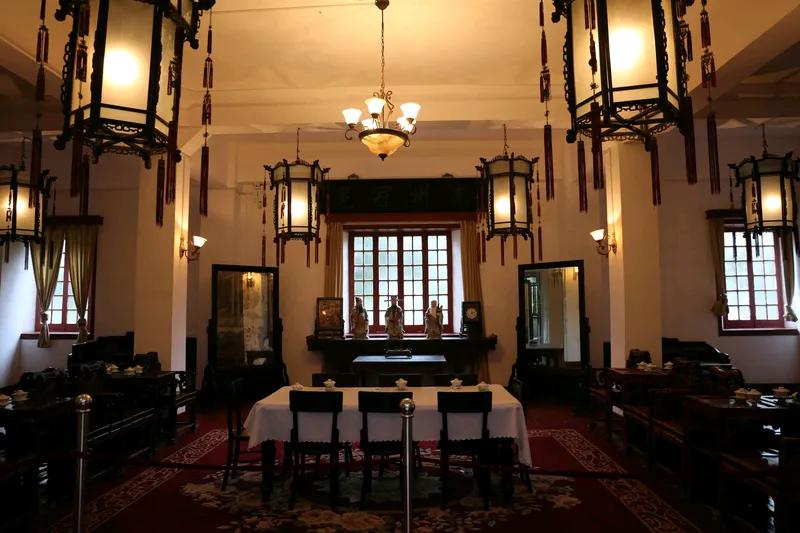 长沙与南昌
同是省会兄弟称，
各有长处各评论。
长沙历史之名城，
南昌红色之圣地