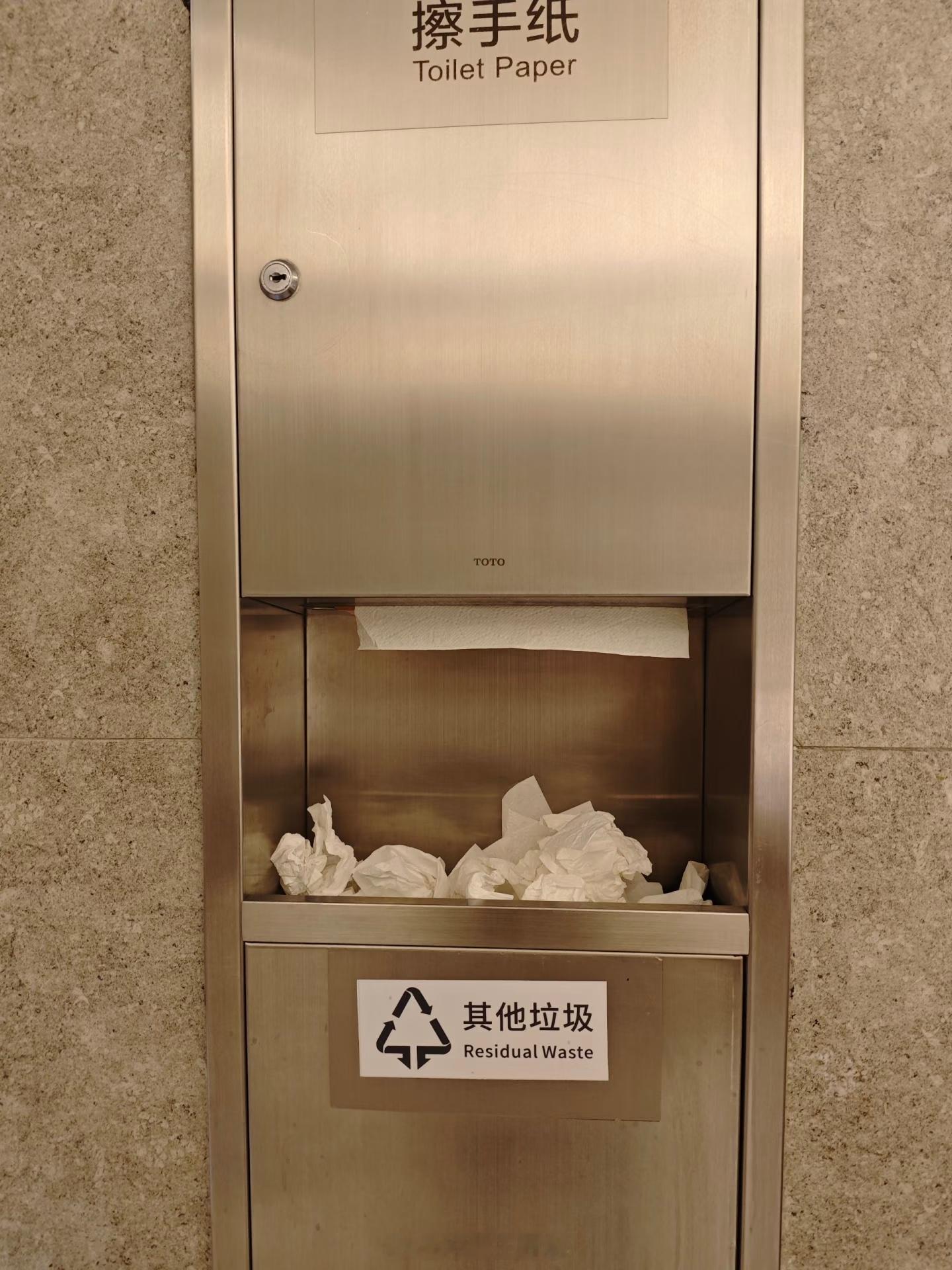 联合国厕所不再提供擦手纸本以为只有公司里不提供擦手纸，降本增效，没想到联合国也没