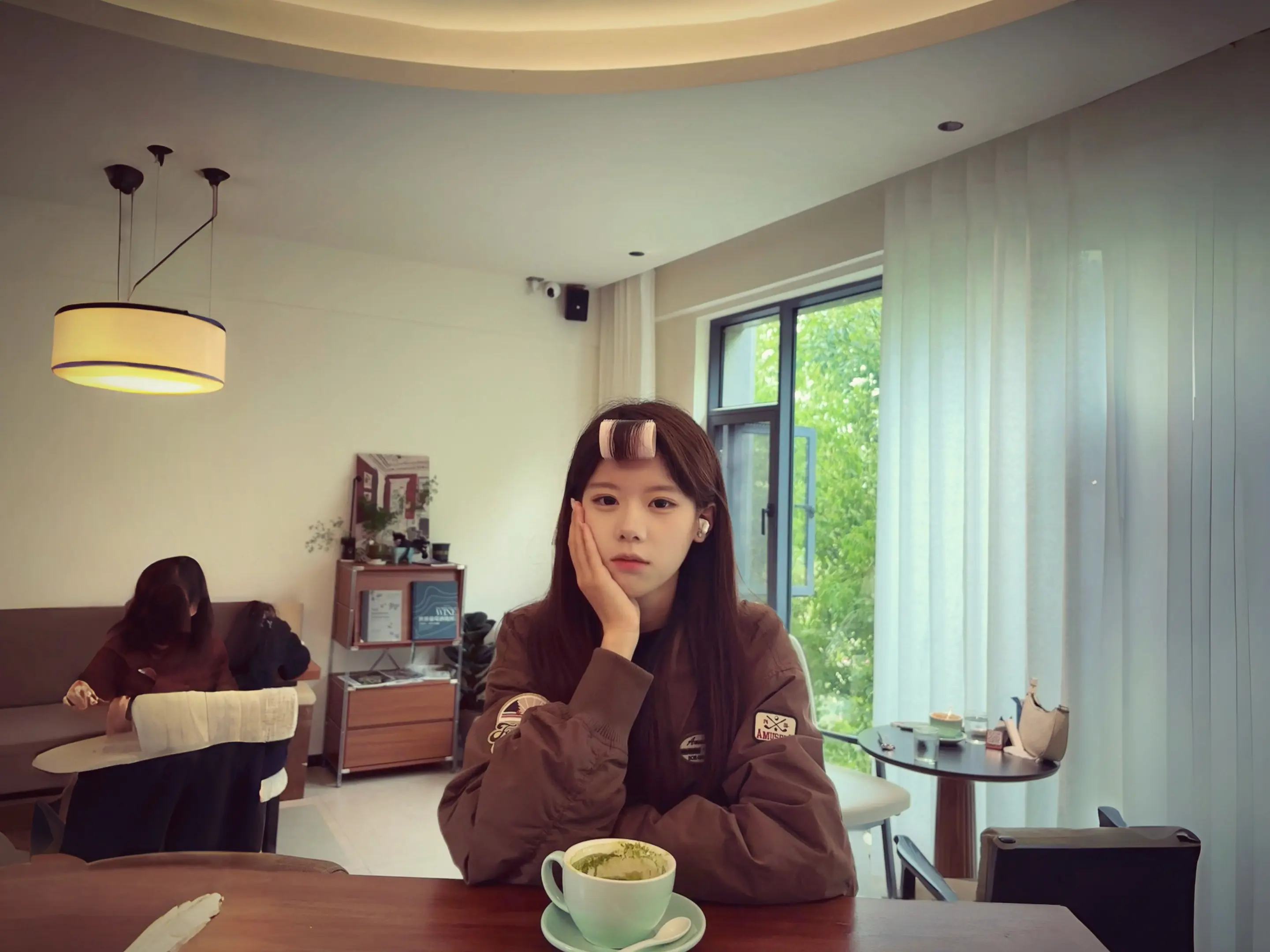 敏感的人活在这个世界上就像赤脚走在碎石上 疼是 真的但能感党到每一寸地...