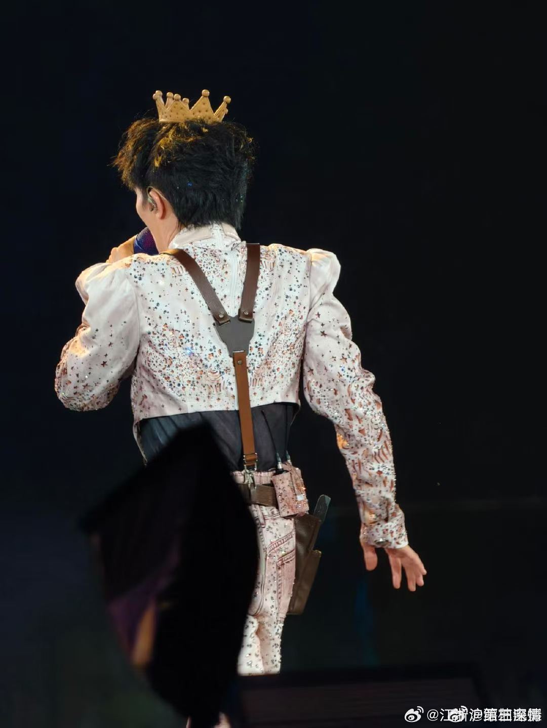 周深检查队形周深强迫症犯了 从演唱到走位再到队列整齐度，舞台方方面面都要亲自盯牢