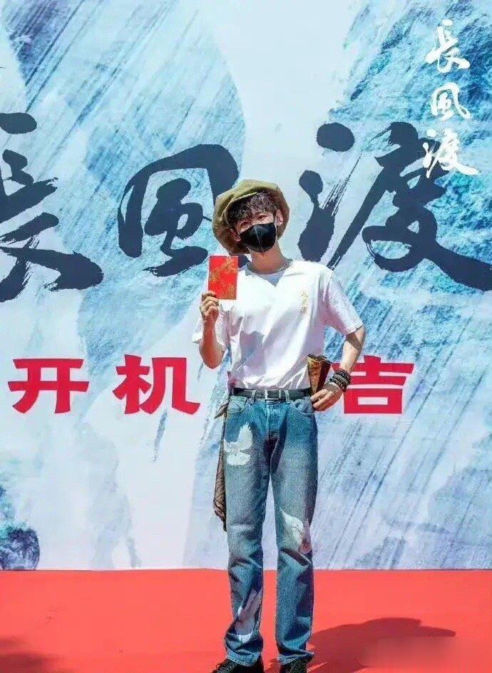 #宋轶白敬亭穿同款牛仔裤#宋轶、白敬亭这次的狗粮还真是撒的让人无言以对啊，她俩竟