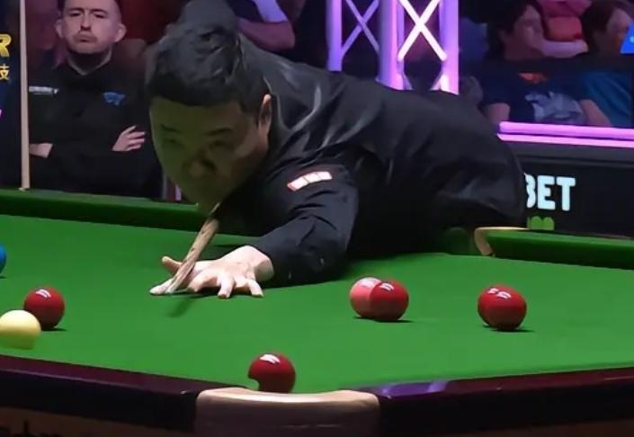 中国一哥火力全开4-0零封奥沙利文！晋级英国公开赛32强

       北京时