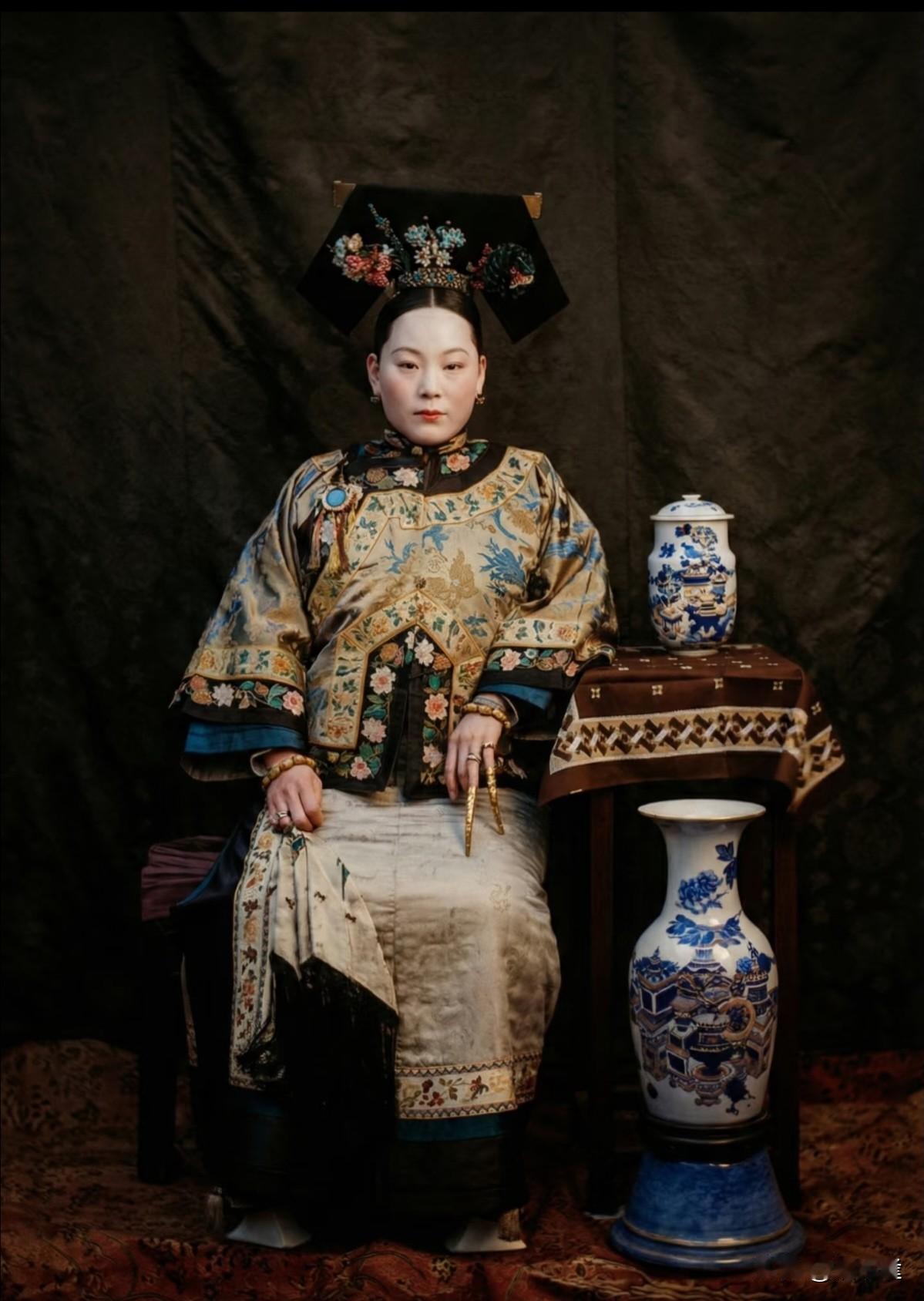 1900年的满洲贵妇绝版彩色老照片太有看头了。看到一张北京茶馆里的旗人贵妇照片，