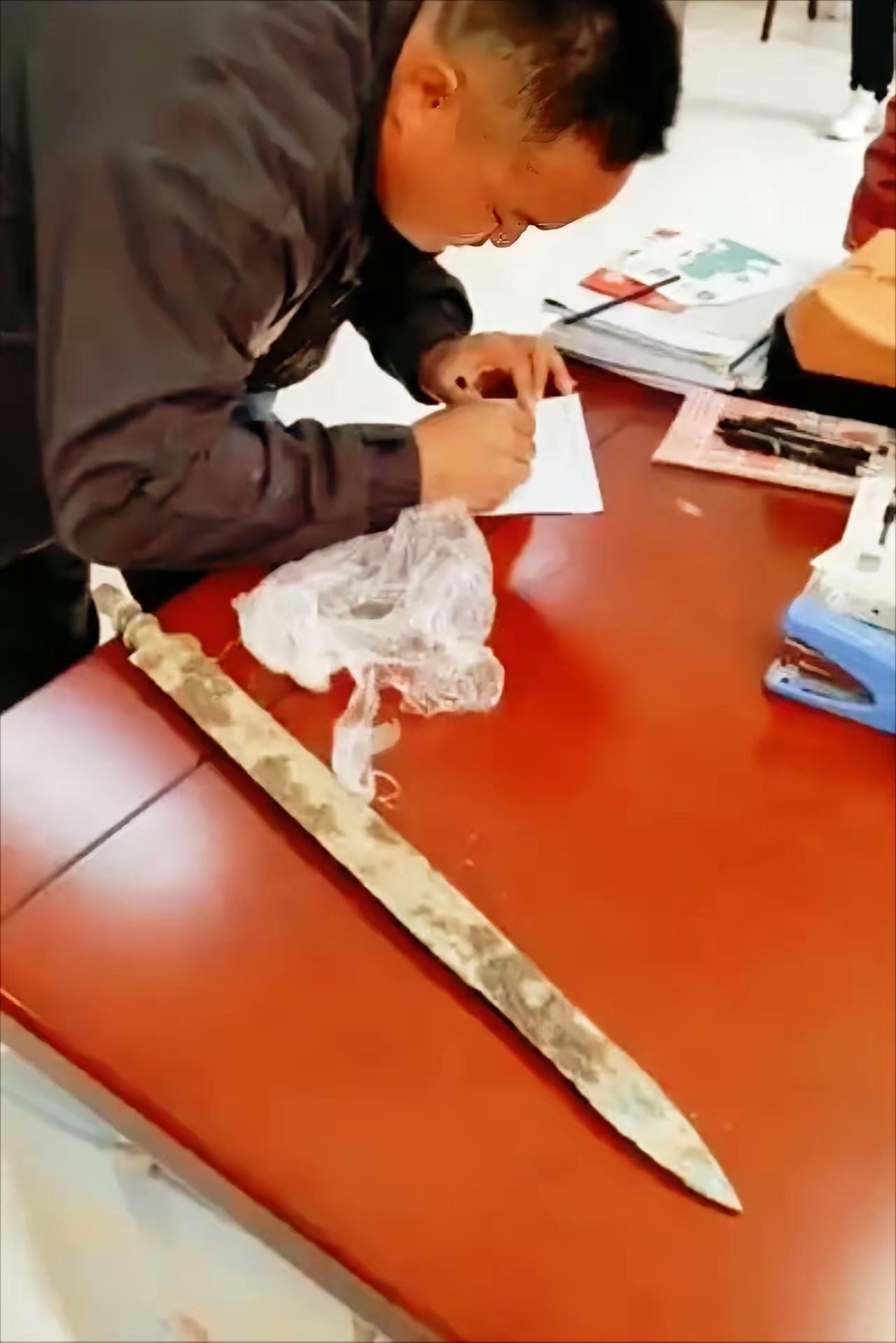 近日，安徽一男子意外挖到了一柄青铜剑，而后毫不犹豫选择了上交。当地博物馆表示，青