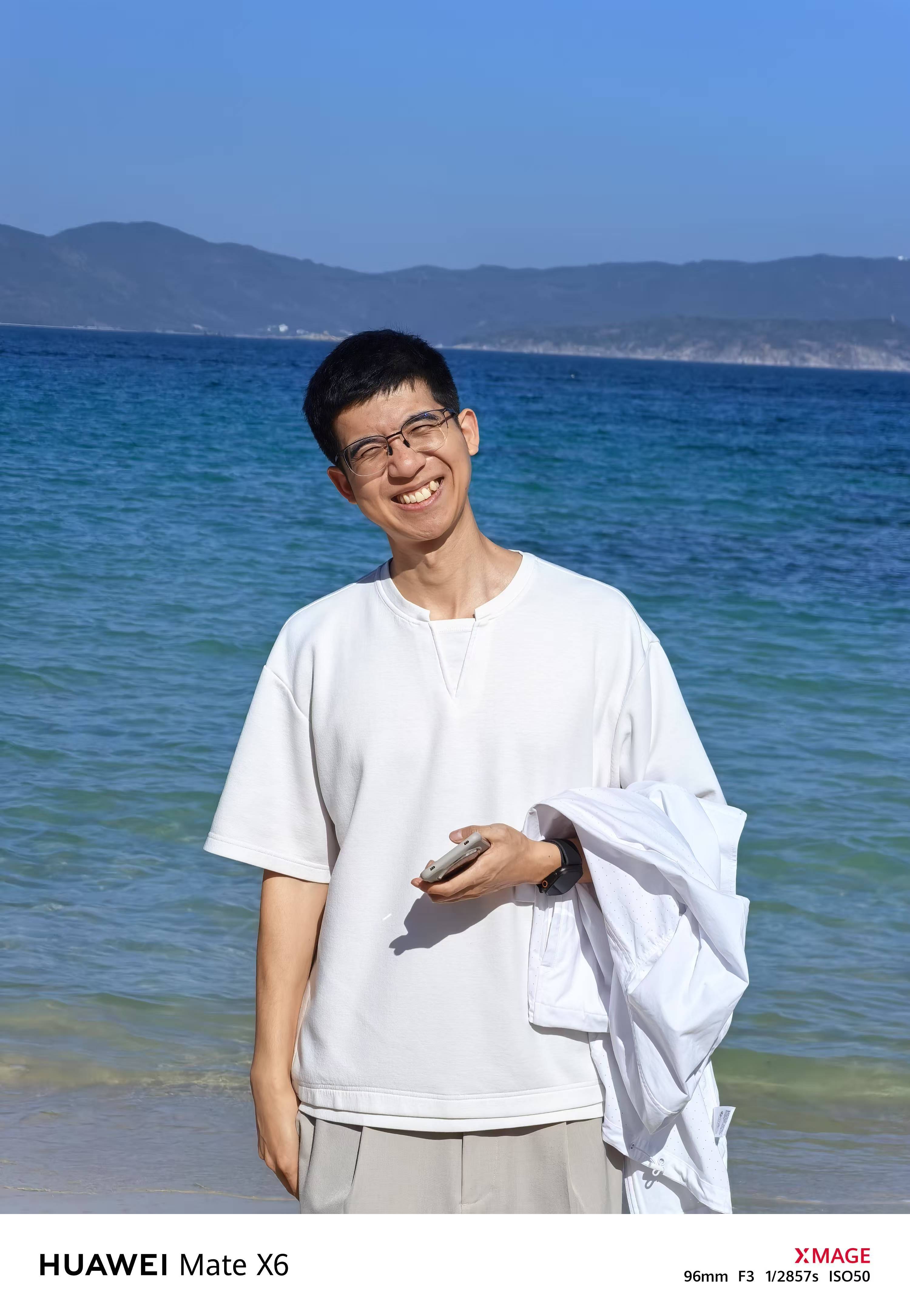 三亚第一天[赢牛奶]啥也没干，在海边坐了一下午嘻嘻～这边的沙子特别干净，又白又细