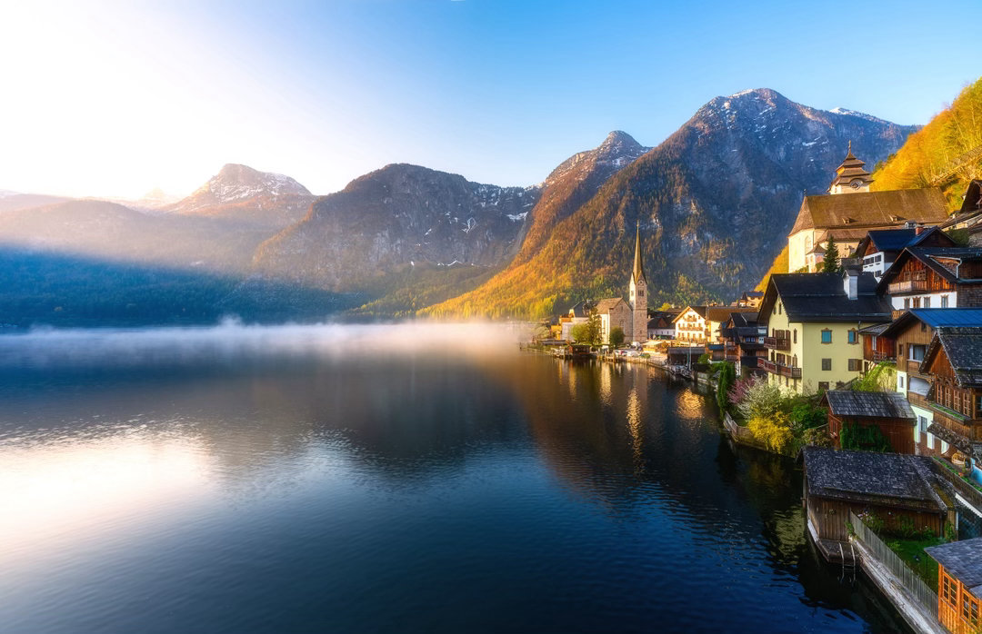 清晨的教堂钟声响起，阳光恰到好处地穿过山谷，透射光与晨雾齐飞。这是属于摄影师的浪